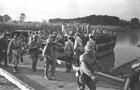 Бойцы Красной Армии сходят на берег с баржи, доставившей их на территорию Югославии