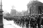 Колонны советских войск проходят по улицам Берлина