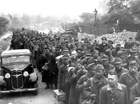 Колонны пленённых немцев идут по улицам Берлина