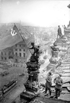 Советские воины водружают знамя Победы над Рейхстагом