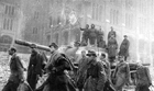 Пленные немецкие солдаты, защищавшие рейхстаг на улице города