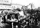 Жители Бухареста приветствуют советские войска, вступившие в город