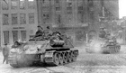 Пара СУ-100 384-го Гвардейского полка штурмовых орудий 7-го Гв. танкового корпуса вступают в г Ландсберг (Силезия) во время Сандомирско-Силезской операции 1-го Украинского фронта 21 января 1945 года