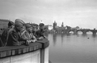 Советские солдаты на мосту через Влтаву