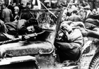 Советские воины спят в машинах на одной из площадей Праги