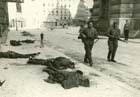Советские бойцы проходят по одной из улиц освобожденной Вены