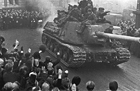  Жители Лодзи приветствуют советских танкистов, въезжающих в город 